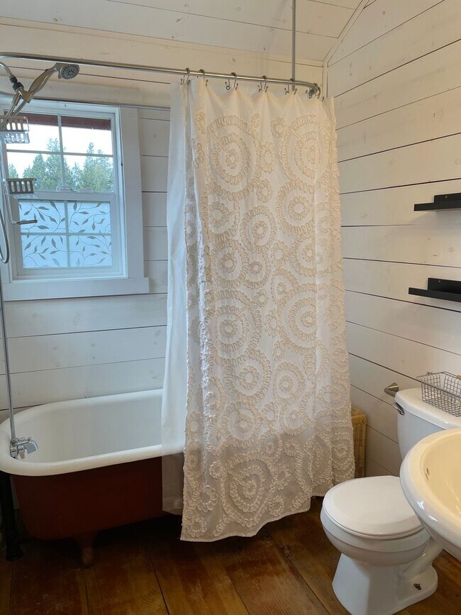 Building Photo - Cottage in Oregon Water Wonderland - Available for a Short Term Lease