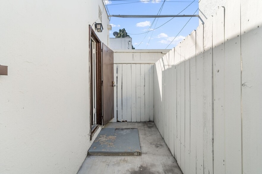 Building Photo - 2652 E 15th St