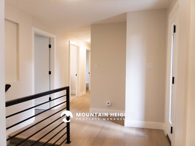 Building Photo - 8589 Kings Hill Dr