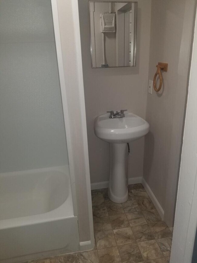 Building Photo - 655 Singleton Ct
