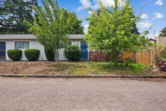 Building Photo - Updated Two Bedroom Duplex in SE!