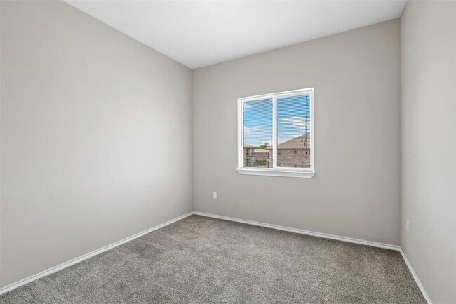 Building Photo - 512 E Hazelwood St
