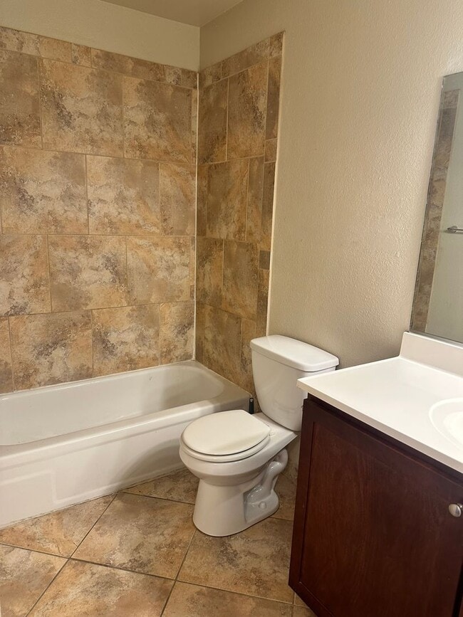Building Photo - 3357 N Country Club Rd