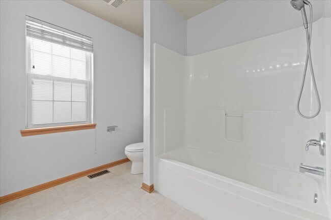 Building Photo - 966 Forest View Way