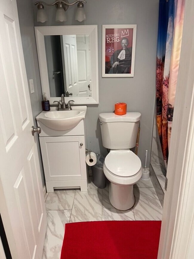 Building Photo - Stylishly Renovated 3 bedroom, 2.5 bath wi...