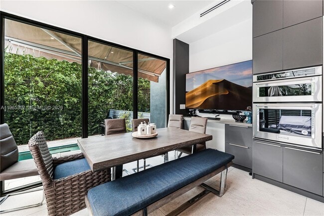 Building Photo - 640 Fernwood Rd