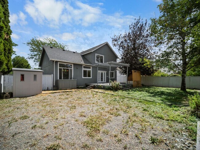 Building Photo - 4bedroom/3bath w/Garage/washer/dryer/fence...
