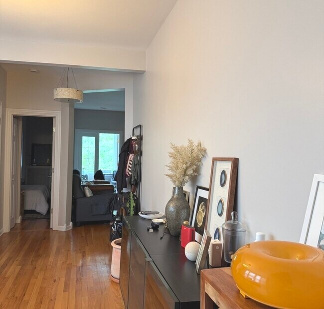 Building Photo - 3039 W Wilson Ave
