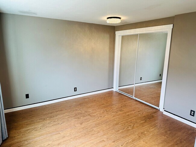 Building Photo - Charming Updated Condo in Great Location