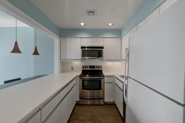 Building Photo - 100 Shearwater Ct E