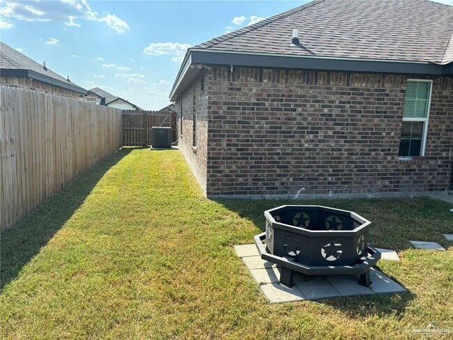 Building Photo - 20 N Sugar Bear Dr