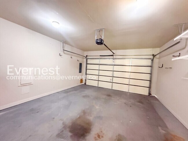 Building Photo - Comfort Meets Modern Convenience with Fireplace / 3 Beds & 2.5 Bath / Available Now