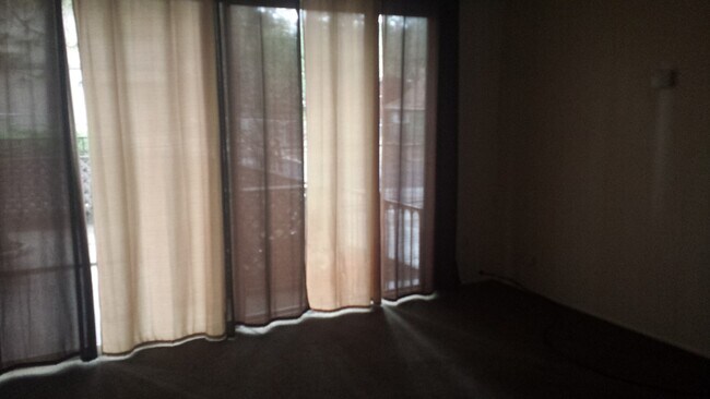 Building Photo - Single level 2 bedroom with 2 car garage