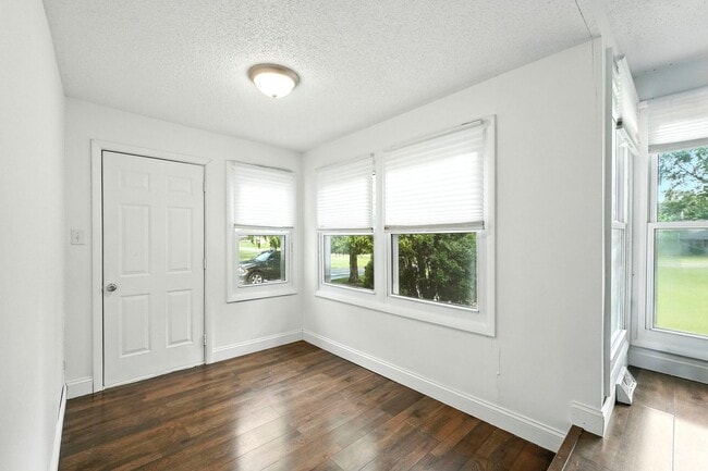 Building Photo - NEW LISTING! 3 BED/2 BATH HOUSE!