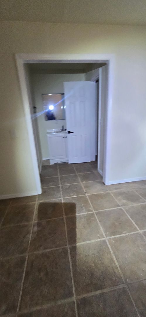 Building Photo - 5 Bedroom Duplex!!