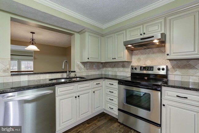 Building Photo - 7118 Eden Brook Dr