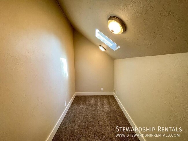 Building Photo - 5 Bd Close to Campus!