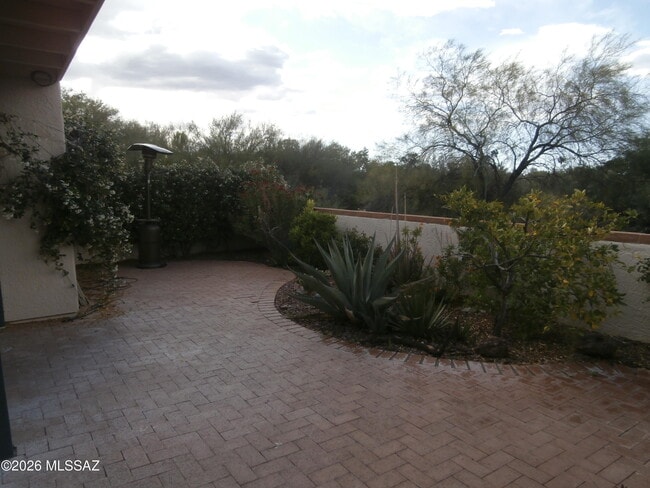 Building Photo - 870 W Calle de Emilia