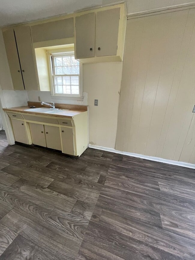 Building Photo - Darling 2 Bedroom in Nice Quiet Area