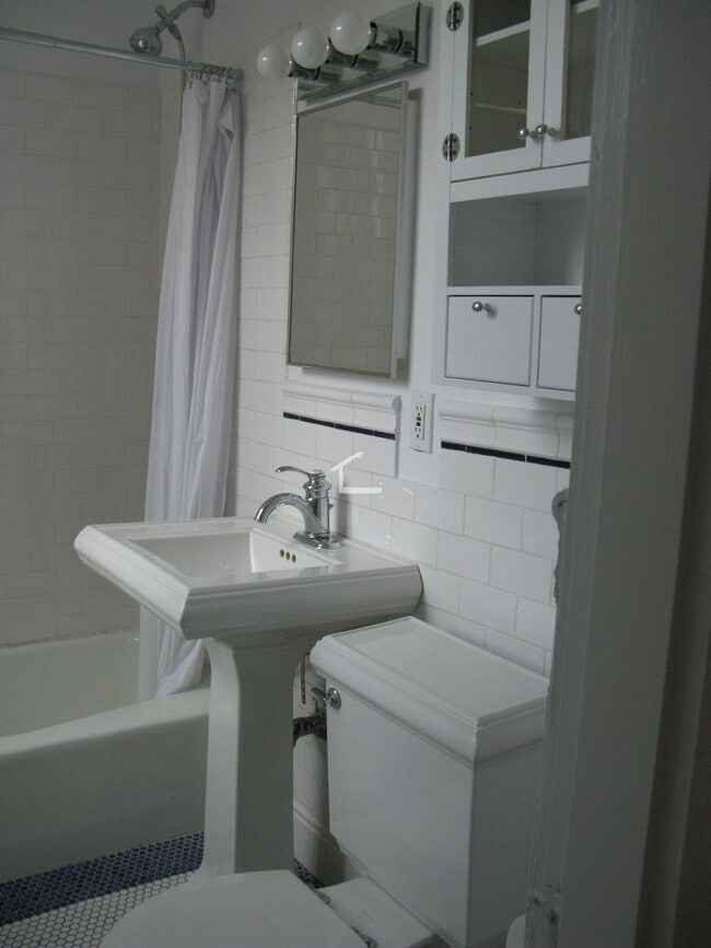 Building Photo - Nicely updated 1 bed near the Green Line in August or September!