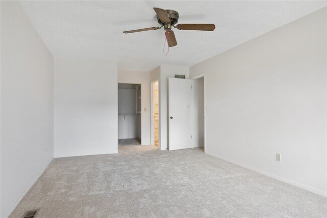 Building Photo - 15575 Clover Ridge Dr