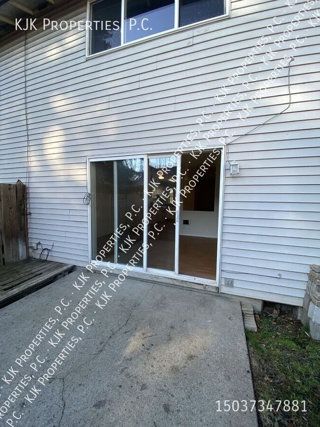 Building Photo - Gladstone Corner Townhouse with W/G/S Incl...