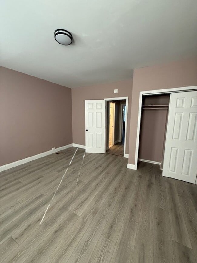 Building Photo - Beautifully Renovated!  Large, Spacious Rooms! W/D Hook-Up! Available Now!