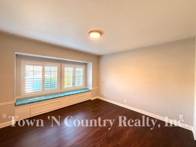 Building Photo - 1198 Loyola Dr