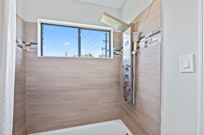 Building Photo - 911 Montview Dr
