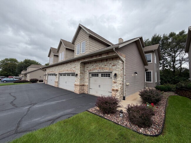 Building Photo - 612 Queens Ct
