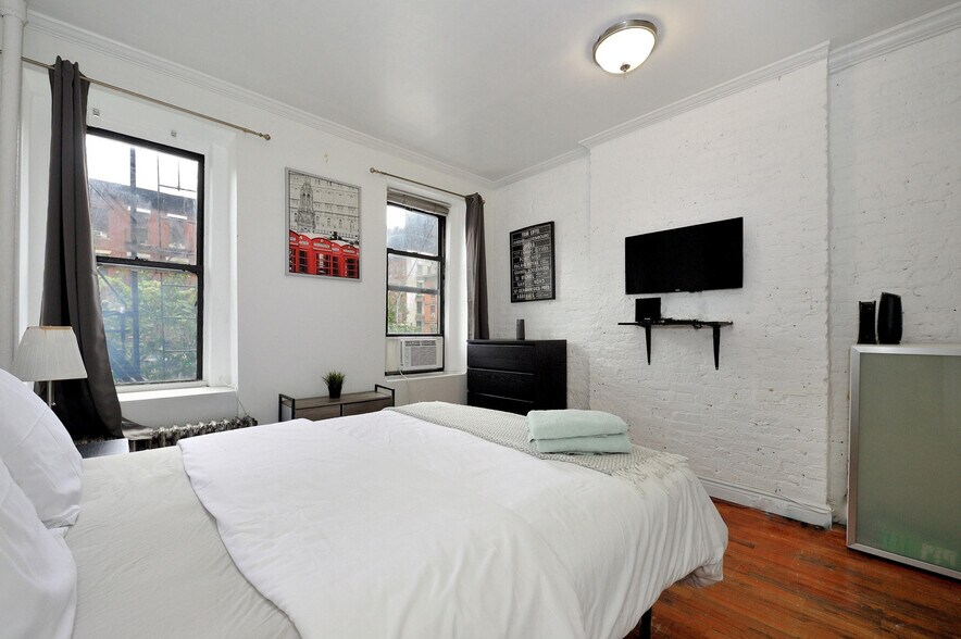 Building Photo - 520 8th Ave
