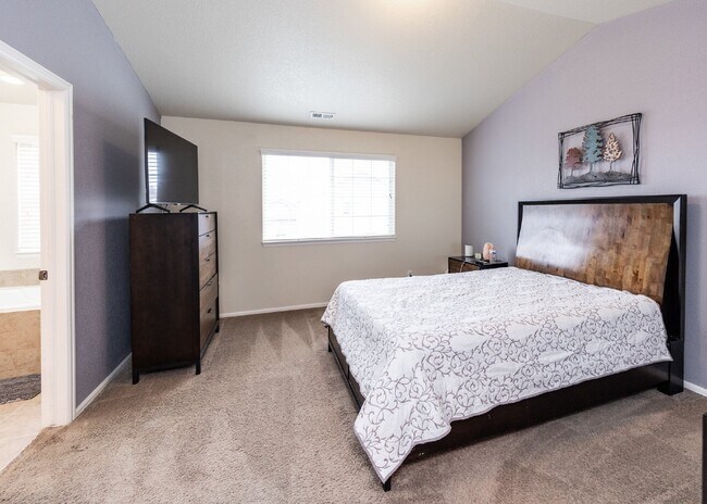 Building Photo - Spacious townhome with low maintenance.