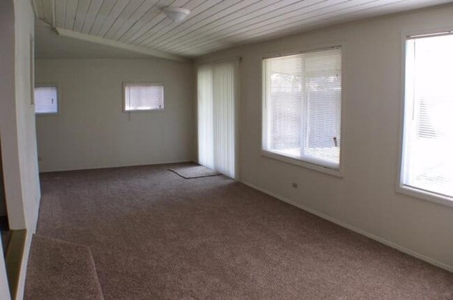 Building Photo - Bright & Breezy 3BR Fresno Retreat!
