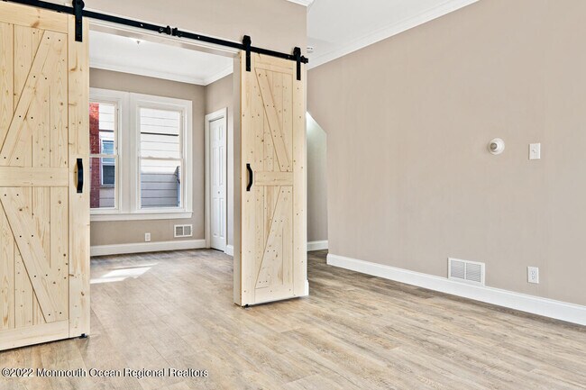 Building Photo - 907 Bond St
