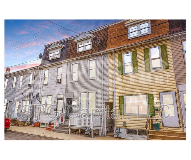 Primary Photo - 653 W College Ave