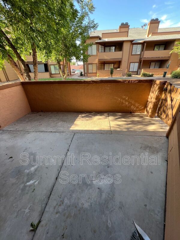 Building Photo - 1700 W Wood Bridge Ct