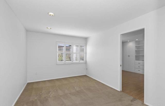 Building Photo - 6880 Hyde Park Dr