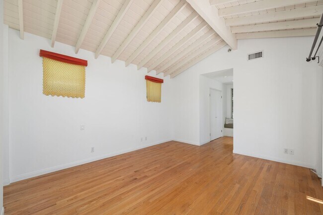 Building Photo - 1685 Sunset Plaza Dr