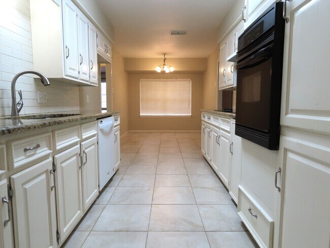 Building Photo - South Tyler! Beautiful 4 Bedroom, 3 Bath H...