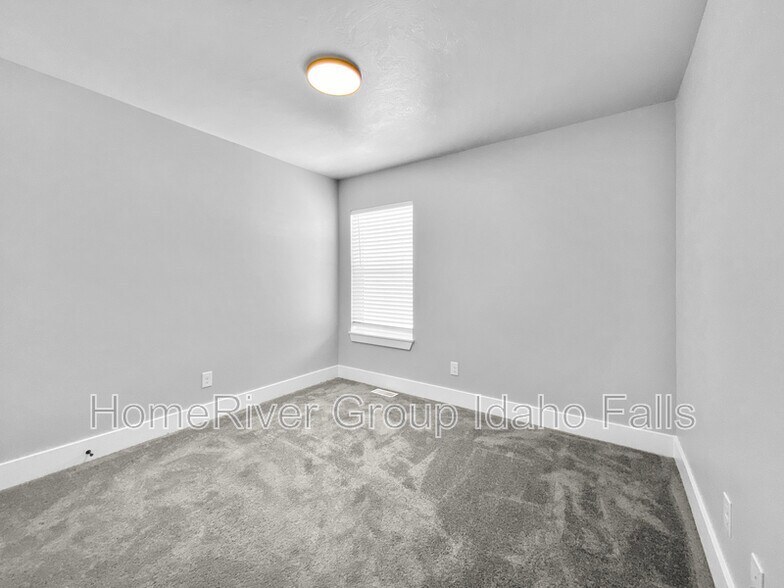 Building Photo - 2930 Sunburst Dr