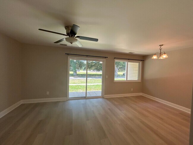 Building Photo - Updated two bedroom condo in Hampstead!