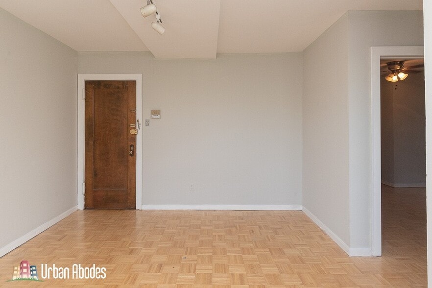 Building Photo - 727 W Belmont Ave