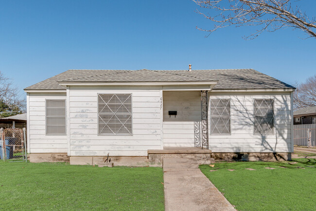 Building Photo - Dainty Home in Dallas