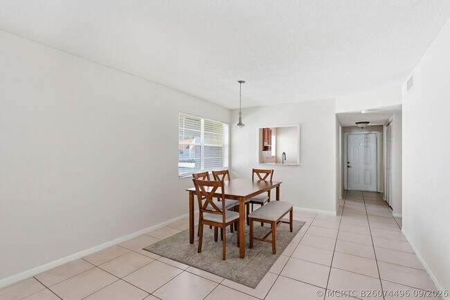 Building Photo - 2825 SW 22nd Ave