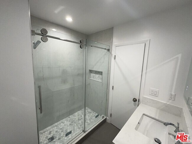 Building Photo - 8635 Cashio St