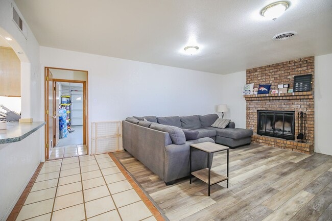 Building Photo - Spacious 3 Bedroom 2 bath with Solar Panels