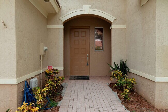 Building Photo - 205 River Bluff Ln