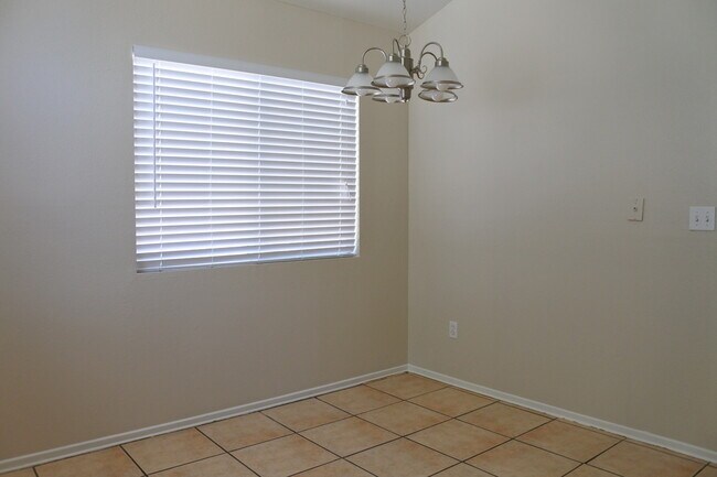 Building Photo - New Listing!