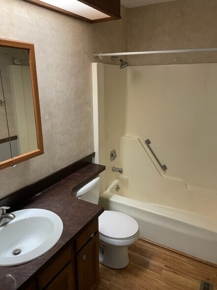 Building Photo - 2100 Fox Hollow Dr