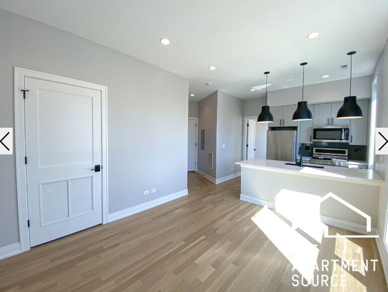 Building Photo - 1050 W Cornelia Ave